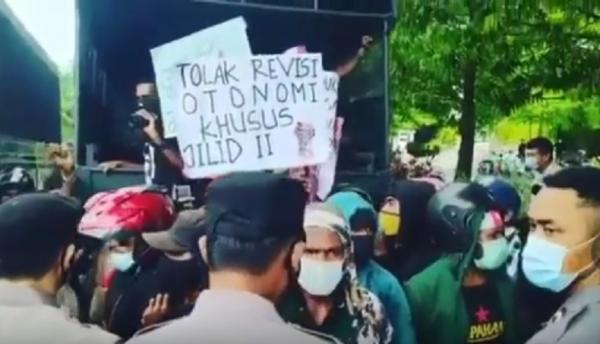 Demo mahasiswa Papua di Denpasar, Bali, Senin (8/3/2021) dibubarkan polisi dan pecalang. (Foto: iNews/Aris Wiyanto)