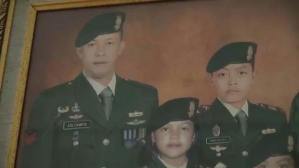 KOPKA ADE CASMITA2 Kopka TNI Ade Casmita (kiri) saat masih sehat. (Foto: iNews/Yudy Heryawan Juanda)