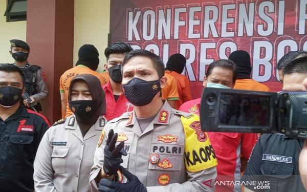 Kapolres Bogor AKBP Harun memastikan proses hukum terhadap pelaku K yang memasukkan sampah plastik ke mulut kuda nil tetap dilanjutkan. (Foto: Antara)