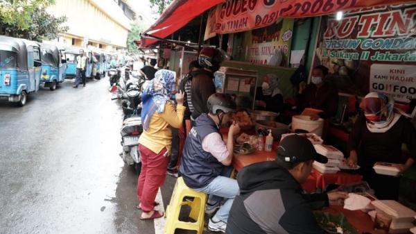 Anies Baswedan Gudeg2 Gubernur DKI Jakarta Anies Baswedan menikmati gudeg di kawasan Gondangdia, Jakarta Pusat, Kamis (11/3/2021). (Foto: Twitter Anies Baswedan).