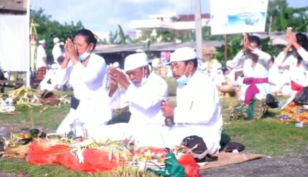 Ritual Melasti jelang Hari Raya Nyepi di Denpasar, Bali, Kamis (11/3/2021). (Foto: iNews/Indira Arri)