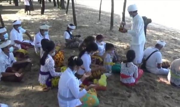 Prosesi Melasti di Pantai Kuta, Bali, Kamis (11/3/2021). (Foto: iNews/Bagus Alit)