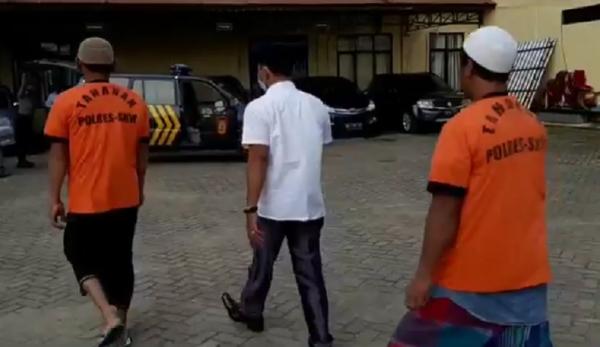 Polres Singkawang menangkap dua penambang liar di pertambangan emas tanpa izin (PETI) di Danau Biru. (Foto: iNews/Uun Yuniar)