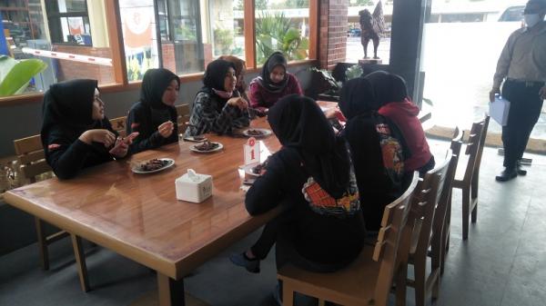 SATE GOTIC KHAS LEMBANG1 Pengunjung Sate Gotic menikmati sensasi kuliner khas Lembang, KBB. (Foto: Adi Haryanto)