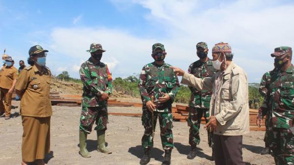 Warga Kampung Long Hubung, Kecamatan Long Hubung, Kabupaten Mahakam Ulu, Kaltim, menyumbangkan tanahnya untuk kepentingan pembangunan Pos Ramil di kampung itu. (Foto: Istimewa)