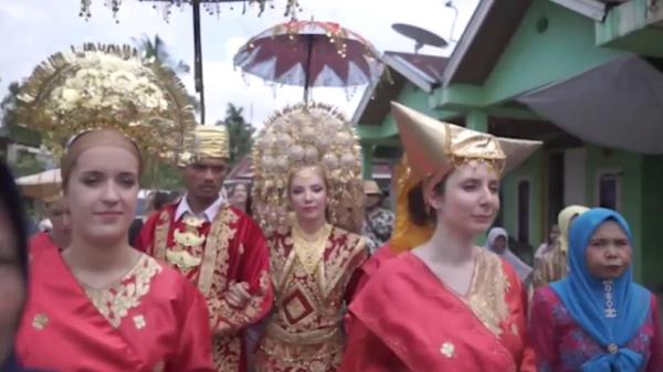 Bule menikah dengan pria minang Pria asal Minang, Sumatera Barat menikahi bule asal Prancis (Budi Sunandar/MNC Portal)