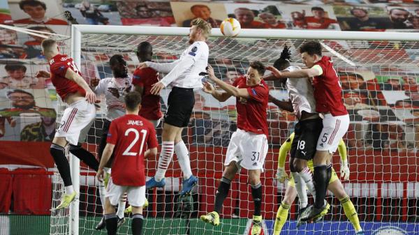 Kjaer AC Milan Bek AC Milan Simon Kjaer menanduk bola untuk menjebol gawang Manchester United pada leg pertama 16 besar Liga Europa di Old Trafford, Jumat (12/3/2021) dini hari WIB. (Foto: REUTERS)