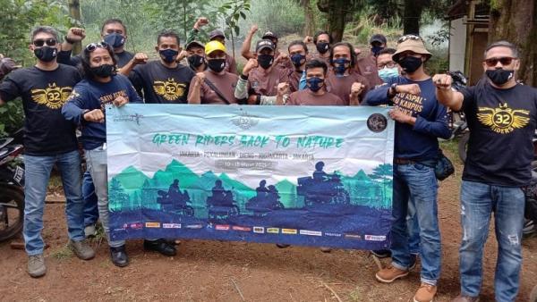 Komunitas sepeda motor LA 32 Riders dan Satgas Jamban Jawa Tengah dan DIY membedah toilet di lokasi wisata basecamp Dwarawati, Desa Dieng Kulon, Kecamatan Batur, Kabupaten Banjarnegara, Jumat (12/3/2021). (Foto: Istimewa)