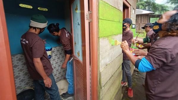 Komunitas sepeda motor LA 32 Riders dan Satgas Jamban Jawa Tengah dan DIY membedah toilet di lokasi wisata basecamp Dwarawati, Desa Dieng Kulon, Kecamatan Batur, Kabupaten Banjarnegara, Jumat (12/3/2021). (Foto: Istimewa)