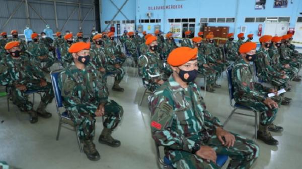 Paskhas mengikuti vaksinasi Covid-19 di Malang, Jumat (12/3/2021). (Foto: Puspen TNI).