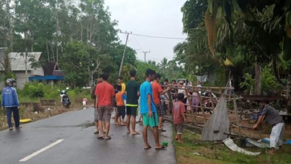 Puting beliung menerjang tanah bumbu kalsel Puting beliung menerjang Desa Bekarangan, Kecamatan Kusan Hulu, Kabupaten Tanah Bumbu, Kalsel, rusak diterjang puting beliung, Jumat (12/3/2021) sore. (Foto: iNews/Zainal Hakim)