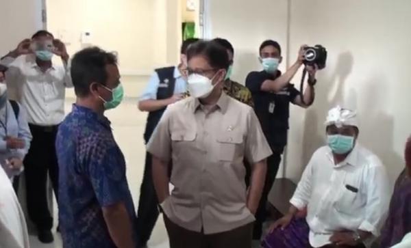 Menkes Budi Ubud Menteri Kesehatan Budi Gunadi Sadikin mengunjungi lokasi vaksinasi Covid-19 di Ubud, Jumat (12/3/2021). (Foto: iNews/Nyoman Astana)