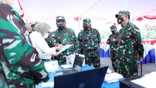 Panglima TNI Marsekal Hadi Tjahjanto Panglima TNI Marsekal Hadi Tjahjanto memimpin vaksinasi bagi prajurit TNI di Skadik 102, Lanud Adi Sucipto Yogyakarta, Sabtu (13/3/2021). (Foto: Istimewa)