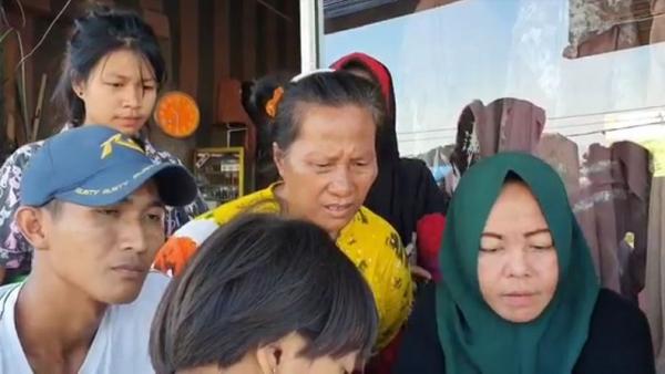 Warga ramai-ramai menonton video viral perundungan dua gadis belasan tahun di Kota Medan, Sumut, Sabtu (13/3/2021). (Foto: iNews/Yudha Bahar)