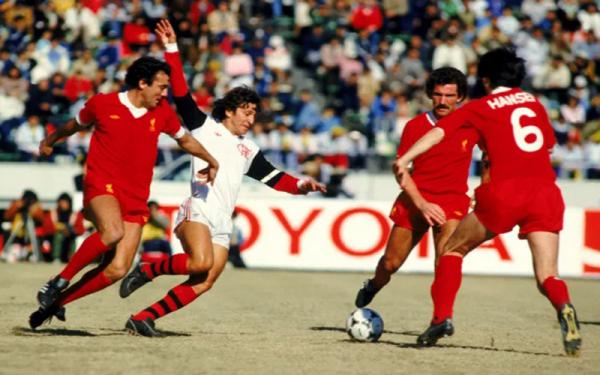 Zico saat melawan Liverpool di Piala Interkontinental 1981. (Foto: The Sun)