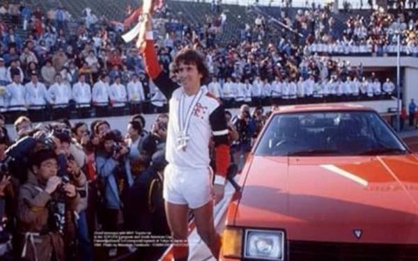 Zico 3 Zico mendapat hadiah Celica ST merah. (Foto: The Sun)