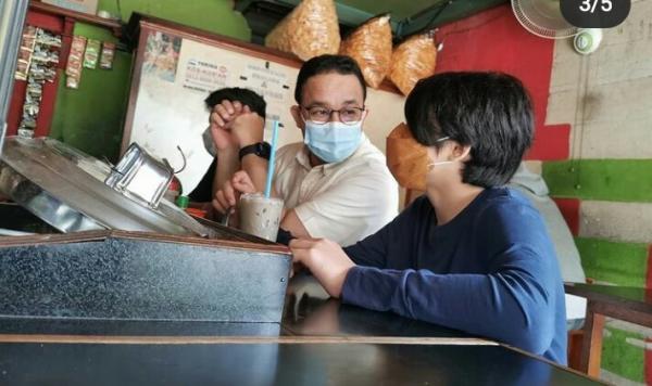 Anies Baswedan bersama anak Anies Baswedan bersama anak di Warkop (Foto: Instagram)
