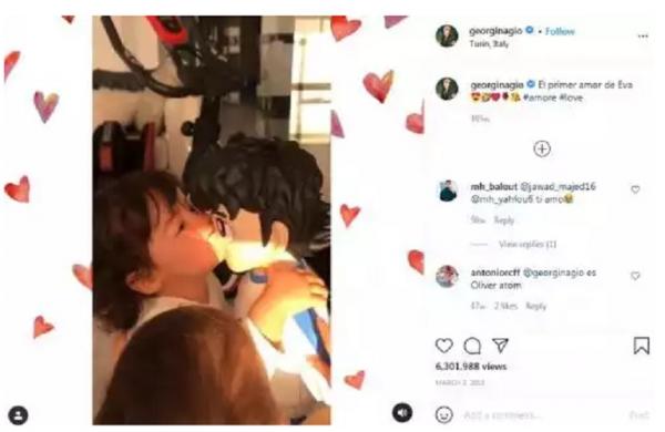 Putri Cristiano Ronaldo, Eva Maria, mencium boneka Kapten Tsubasa. (Foto: Instagram @georginagio)