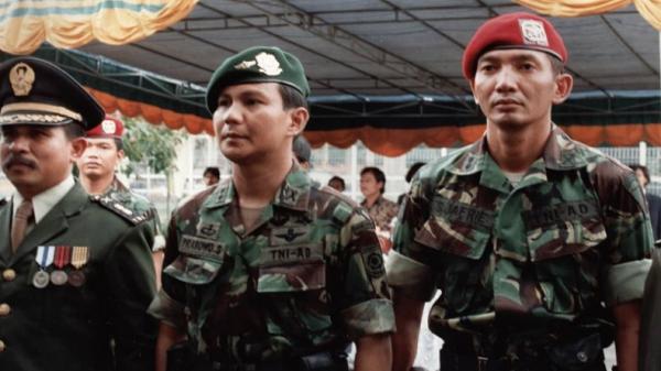 Potret lawas Letjen TNI (Purn) Sjafrie Sjamsoeddin mengenakan Baret Merah Kopassus mendampingi Prabowo Subianto. (Foto: Instagram/IAM)
