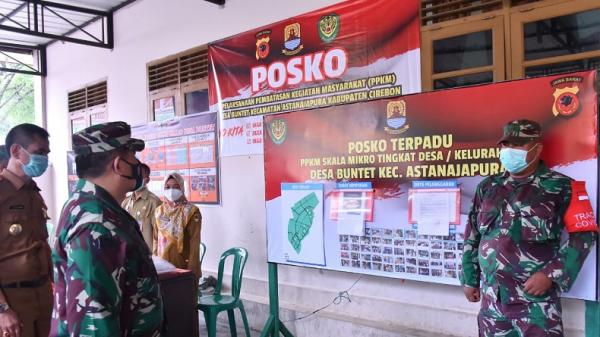 Aster Panglima TNI Mayjen TNI Madsuni2 Asisten Teritorial (Aster) Panglima TNI Mayjen TNI Madsuni meninjau Posko Terpadu Pelaksanaan Pembatasan Kegiatan Masyarakat (PPKM) Mikro di Kabupaten Cirebon, Jawa Barat, Senin (15/3/2021). (Foto: Puspen TNI)