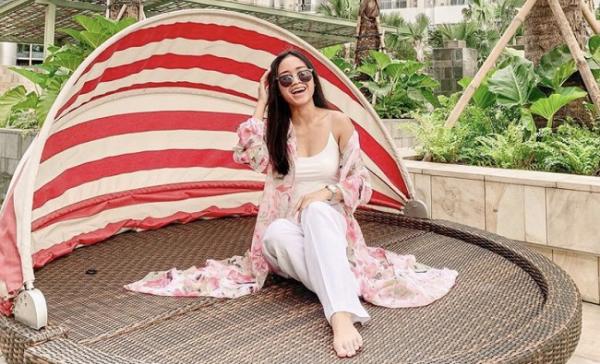 Ayya Renita memakai outer bunga-bunga. (Foto: IG)