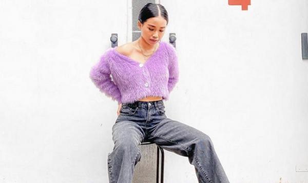 Ayya Renita mengenakan sweater ungu. (Foto: IG)
