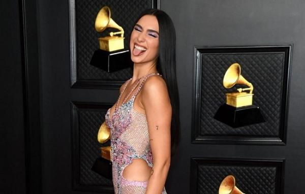 Dua Lipa mengenakan baju tema kupu-kupu di Grammy Awards 2021. (Foto: Istimewa)
