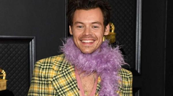 Harry Styles tampil unik di Grammy Awards 2021. (Foto: Instagram)