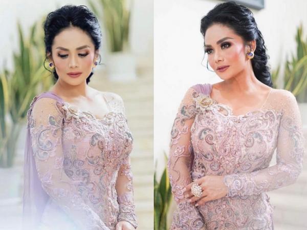 Krisdayanti tampil dengan kebaya rancangan Anne Avantie di pertunangan Aurel. (Foto: Instagram)