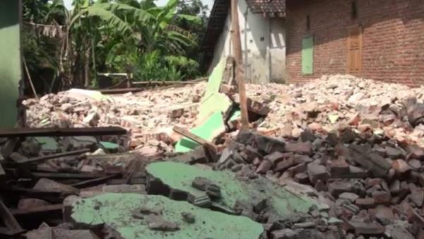Rumah yang dihuni Kasnan dan keluarganya rata dengan tanah setelah dihancurkan oleh orang suruhan mantan istri di Desa Trowulan, Kecamatan Trowulan, Mojokerto, Jatim, Senin (15/3/2021). (Foto: iNews/Sholahudin) 