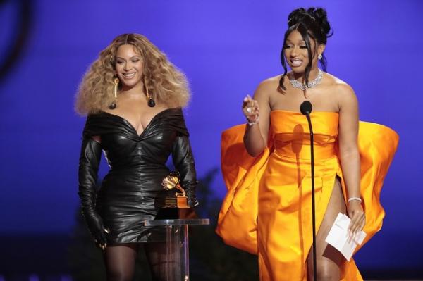 megan thee stallion bersama Beyonce. (Foto : Los Angeles Times)