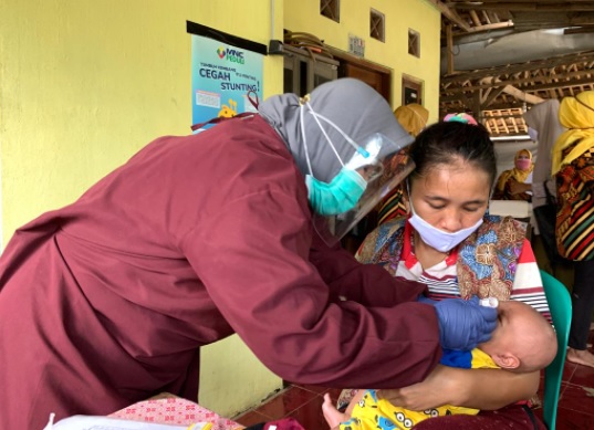 MNC Peduli mendatangi Posyandu Melati 9 RT 04/03, Kelurahan Sumur Batu, Kecamatan Bantargebang, Kota Bekasi, Senin (15/3/2021). (Foto: MPI/Abdullah M Surjaya)