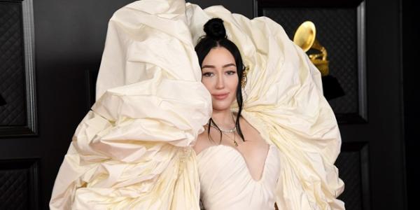 Noah Cyrus tampil mengesankan dengan busana uniknya di Grammy Awards 2021. (Foto: foxnews)