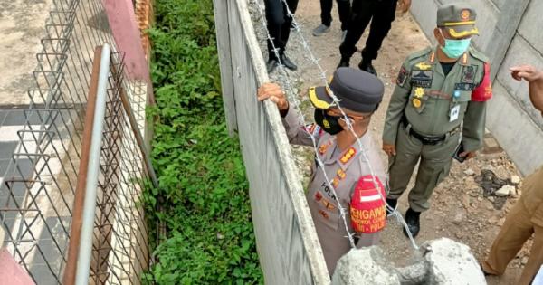 Pagar tutup rumah warga di Ciledug Pagar tutup rumah warga di Ciledug (Foto: Hasan/ MNC)