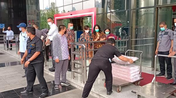 tumpukan uang1 Tumpukan uang disita KPK (Foto: Raka/MNC)