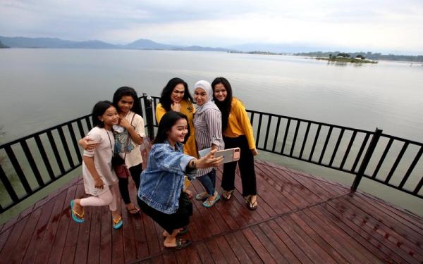 Pengunjung berswafoto di kawasan wisata Waduk Jatigede. (Foto: Istimewa)