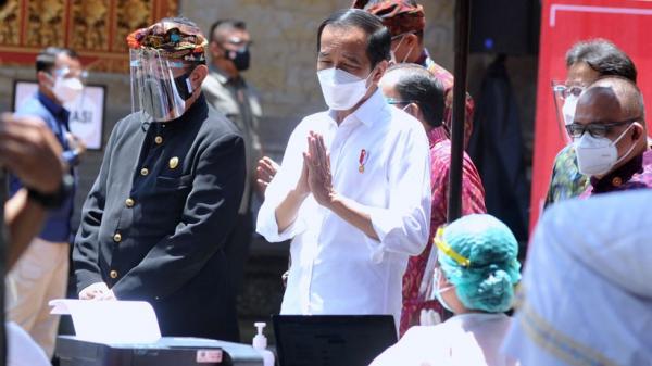 Wagub Bali Cok Ace saat mendampingi Presiden Joko Widodo. (Antara)