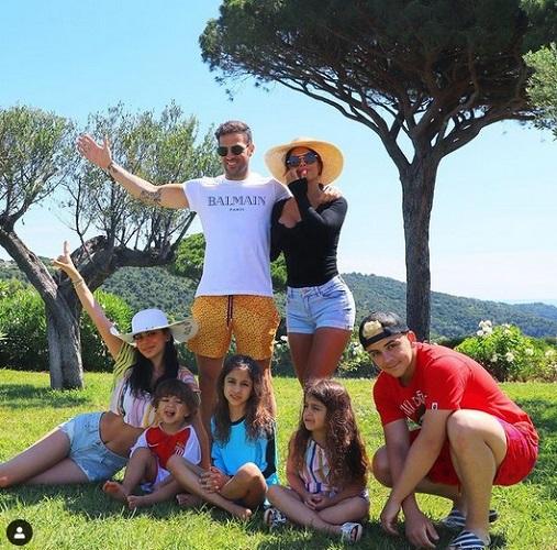 Cesc Fabregas dan Daniella Semaan bersama kelima anak mereka. (Foto: Instagram @daniellasemaan)