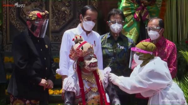 Presiden Joko Widodo (Jokowi) meninjau kegiatan vaksinasi di Bali, Selasa (16/3/2021). (Foto: MNC/Dita Angga)