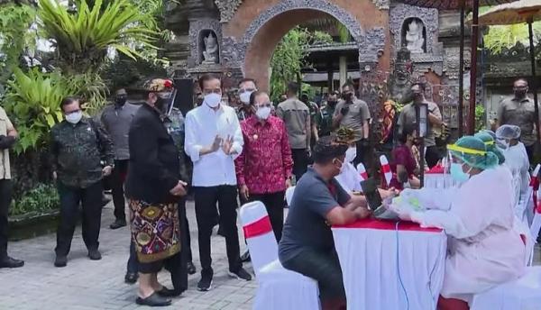 Presiden Joko Widodo memantau vaksinasi Covid-19 di Gianyar, Bali, Selasa (16/3/2021). (Foto: MNC/Dita Angga)
