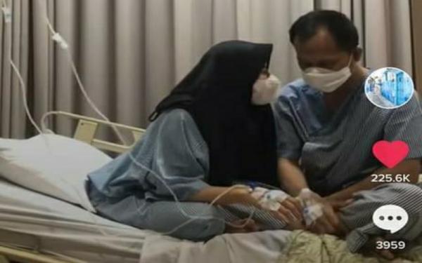 Lubuklinggau Tangkapak layar video momen pasangan suami istri saling menguatkan sebelum operasi. (Foto: Era Neizma)