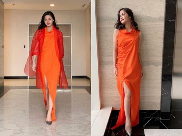 Presenter Ovi Dian tampil cerah dengan dress warna oranye. (Foto: IG)