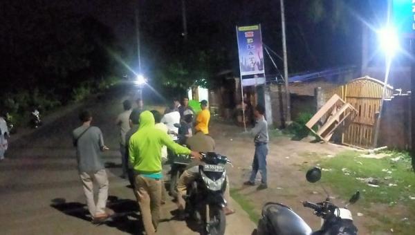 Pemilik Kafe di Bima Todongkan Pistol ke Warga2 Warga datang memeriksa suasana Cafe Brazil yang terlihat sepi di Kelurahan Sarae, Kecamatan Rasanae Barat, Kota Bima, Nusa Tenggara Barat (NTB), Selasa (16/3/2021). (Foto: iNews/Edy Irawan)