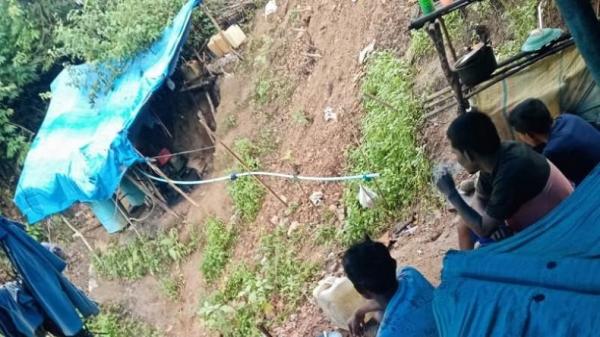 Penambangan emas yang longsor di aceh selatan Lokasi penambangan emas yang longsor di kawasan tambang emas PT PSU di Desa Simpang Dua, Kemukiman Manggamat, Kecamatan Kluet Tengah, Kabupaten Aceh Selatan, Selasa (16/3/2021). (Foto: Istimewa)