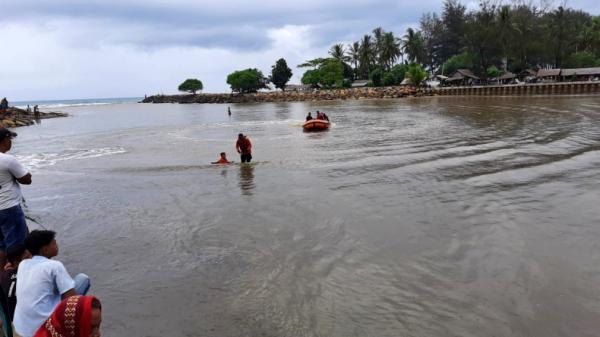 Pencarian bocah Tim SAR mencari bocah 10 tahun bernama Dafa yang hilang terseret arus pantai (Rus Akbar/MNC Portal)