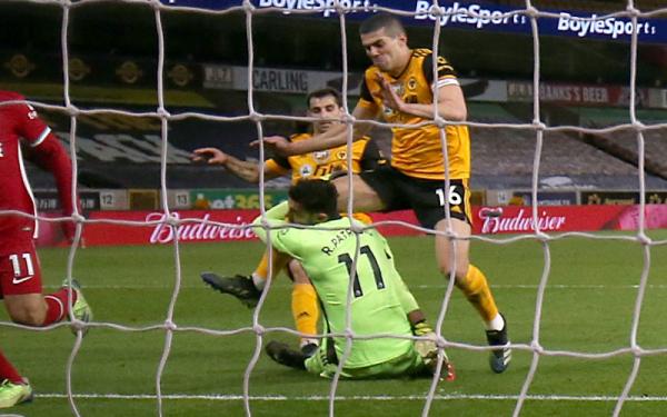 Rui Patricio bertabrakan dengan Connor Coady saat melawan Liverpool, Selasa (16/3/2021) dini hari WIB. (Foto: Reuters)
