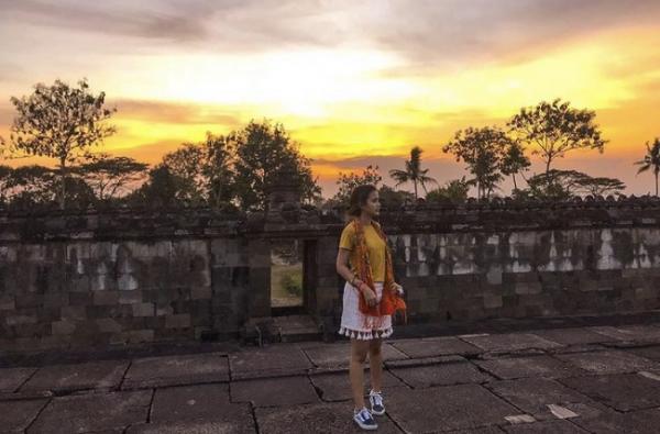 Sarah Menzel saat ada di candi Ratu Boko. (Foto: Instagram)