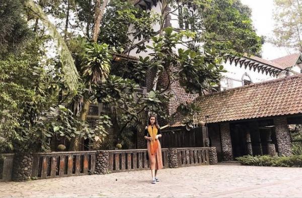 Sarah Menzel saat berada di museum. (Foto: Instagram)