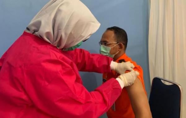 Anggota Basarnas Jambi Teriak Histeris saat Disuntik Vaksin Covid-19