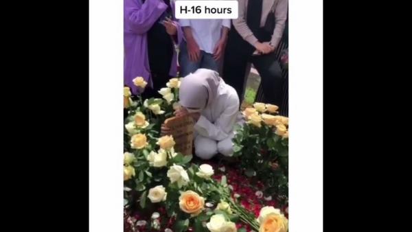 Calon pengantin berfoto di makam calon suami Calon pengantin perempuan berfoto di makam calon suaminya yang meninggal menjelang pernikahan mereka. (Istimewa)